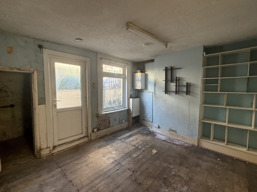 Lot: 108 - HOUSE CLOSE TO TOWN CENTRE IN NEED OF REFURBISHMENT - Lower Reception Room in House in Need of Refurbishment
